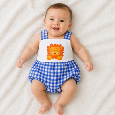 2026/05/1000156350.png Vestido Tipo Jardinera para Bebé 3–6 Meses – Cuadros Azul y Blanco | The Mayfair Company