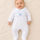 2026/06/528547.png Mono Little English para Bebé Niño 6 Meses Blanco con Bordado de Carrito