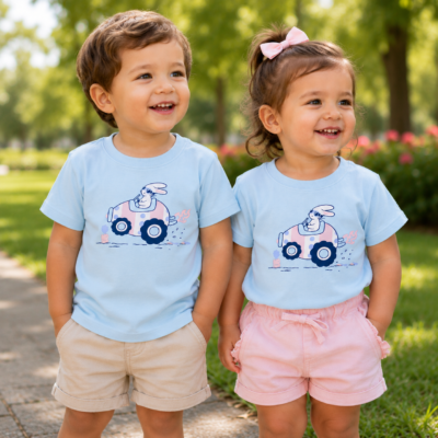 Camiseta Carter's Celeste con Conejito en Auto – Talla 2T