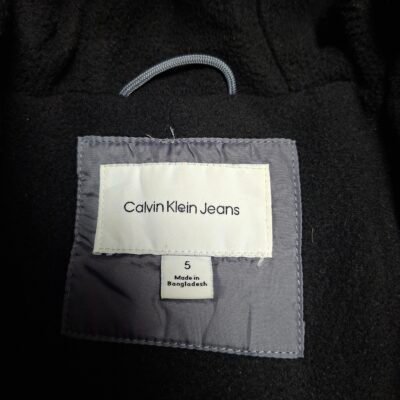 2026/07/JPEG_20260728_104141_2744766439687246460-scaled.jpg Abrigo Grueso Calvin Klein Talla 5